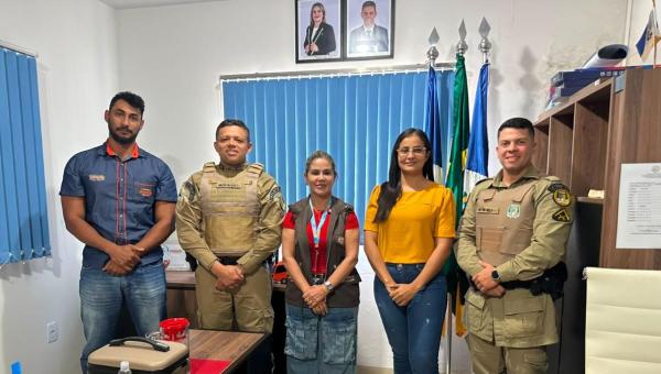 Prefeita Nega recebe novo comandante do 7º BPM em visita institucional