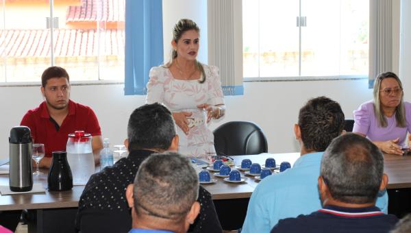  Prefeita de Goianorte, Maria de Jesus Amaro de Oliveira Parente (Nega), realizou reunião com o secretariado, diretores de departamentos e assessorias administrativa e jurídica