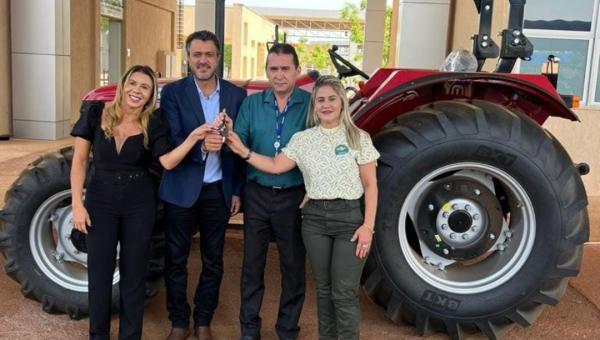 Prefeitura de Goianorte recebe trator agrícola destinado pelo Deputado Federal Carlos Gaguim