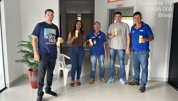 Prefeitura Municipal de Goianorte promove ação da Agenda Ambiental na Administração Pública A3P com doação de copos reutilizáveis para reduzir o uso de descartáveis com servidores públicos das secretarias de Meio Ambiente, Educação e Saúde.