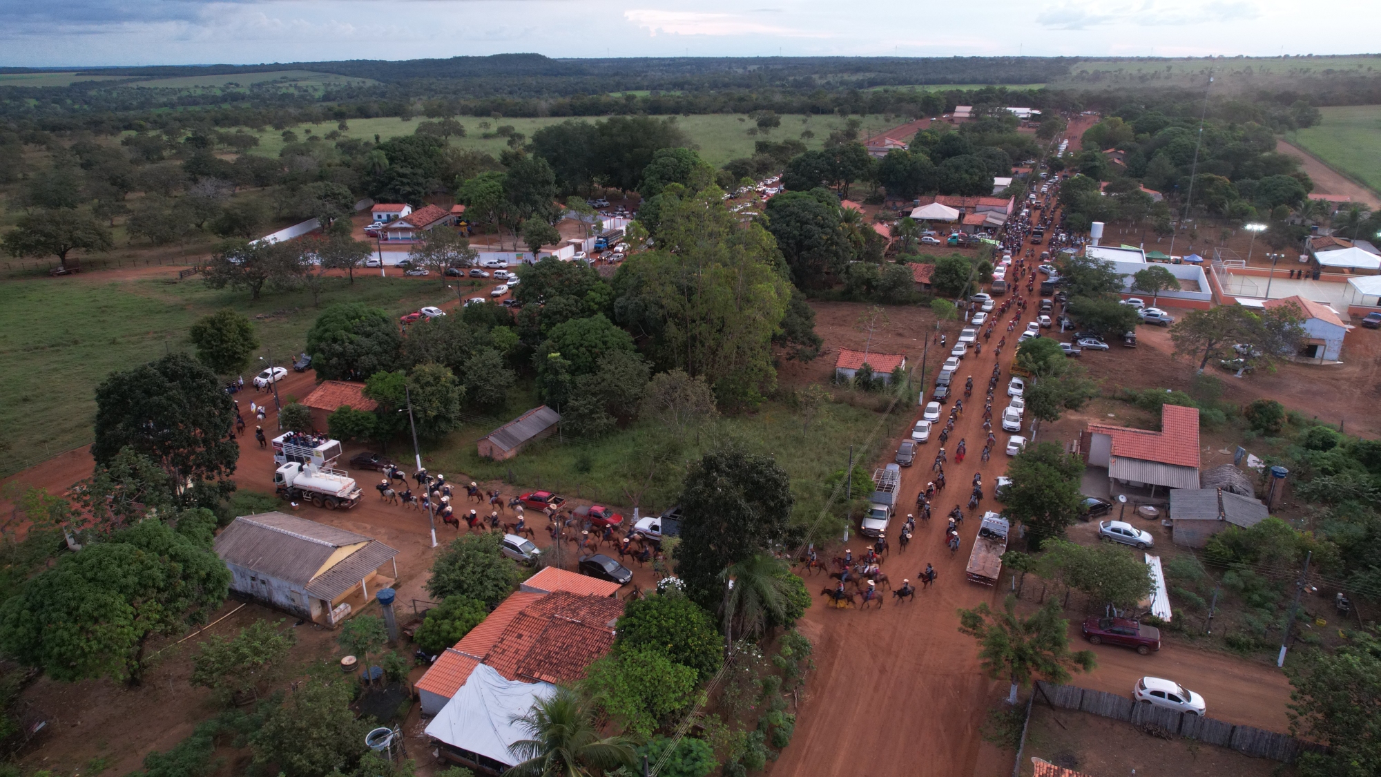 6ª Tropeada dos Amigos da Esperança Bendita contou com a presença do Deputado Luciano, lançamento de obra de asfaltamento do distrito e milhares de pessoas presentes no evento