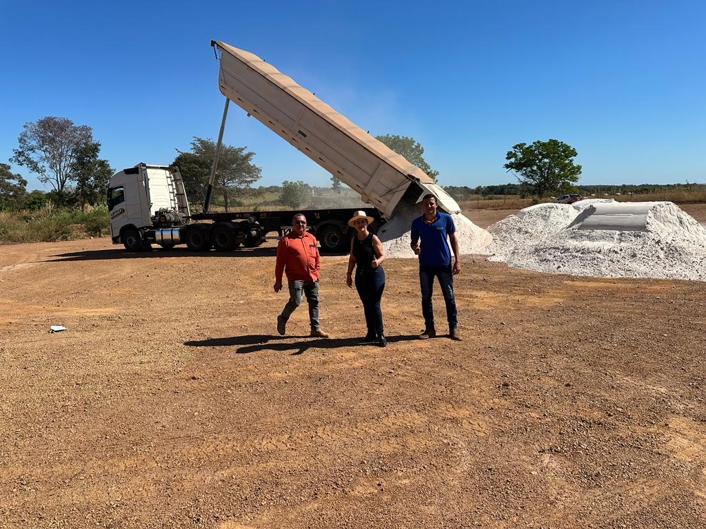 Prefeita Nega começa atender produtores rurais com o Banco de Calcário do “Programa Agro Mais Goianorte”