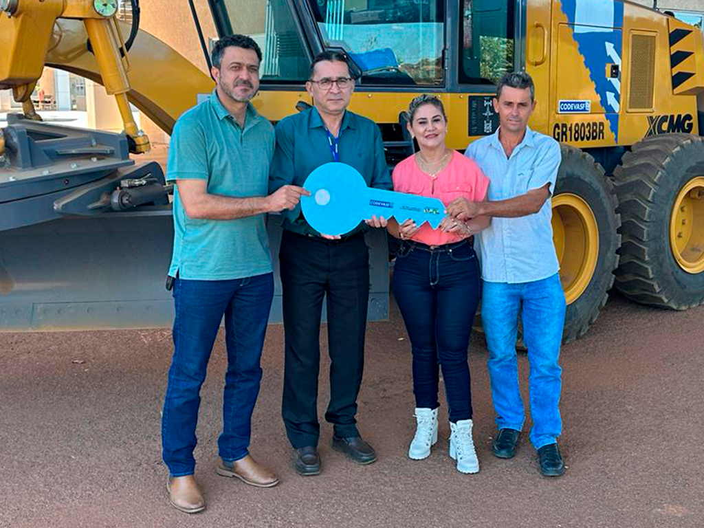 Prefeitura de Goianorte recebe máquina motoniveladora através de emenda parlamentar para recuperação de estradas