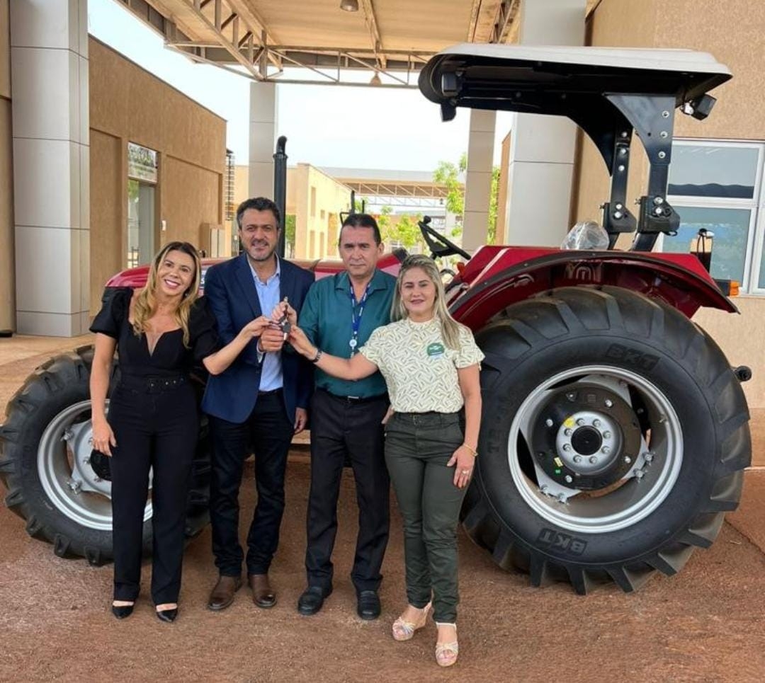 Prefeitura de Goianorte recebe trator agrícola destinado pelo Deputado Federal Carlos Gaguim
