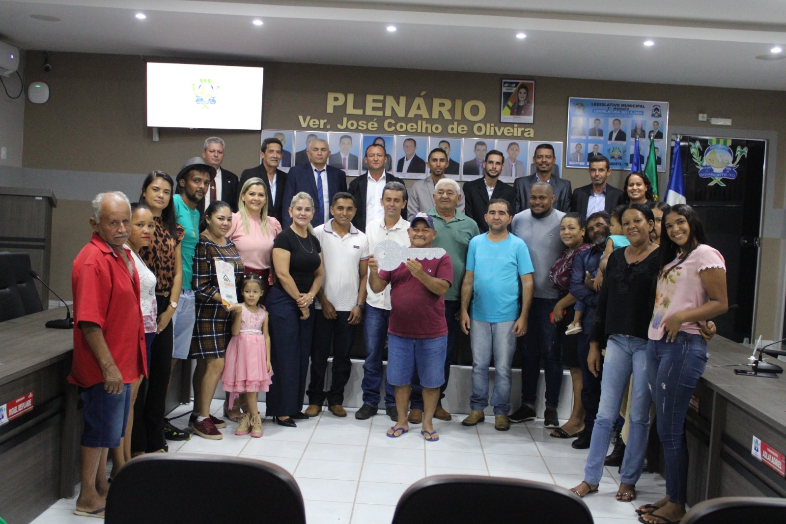 Prefeita Nega entrega mais moradias populares a famílias em sessão na Câmara Municipal de Goianorte