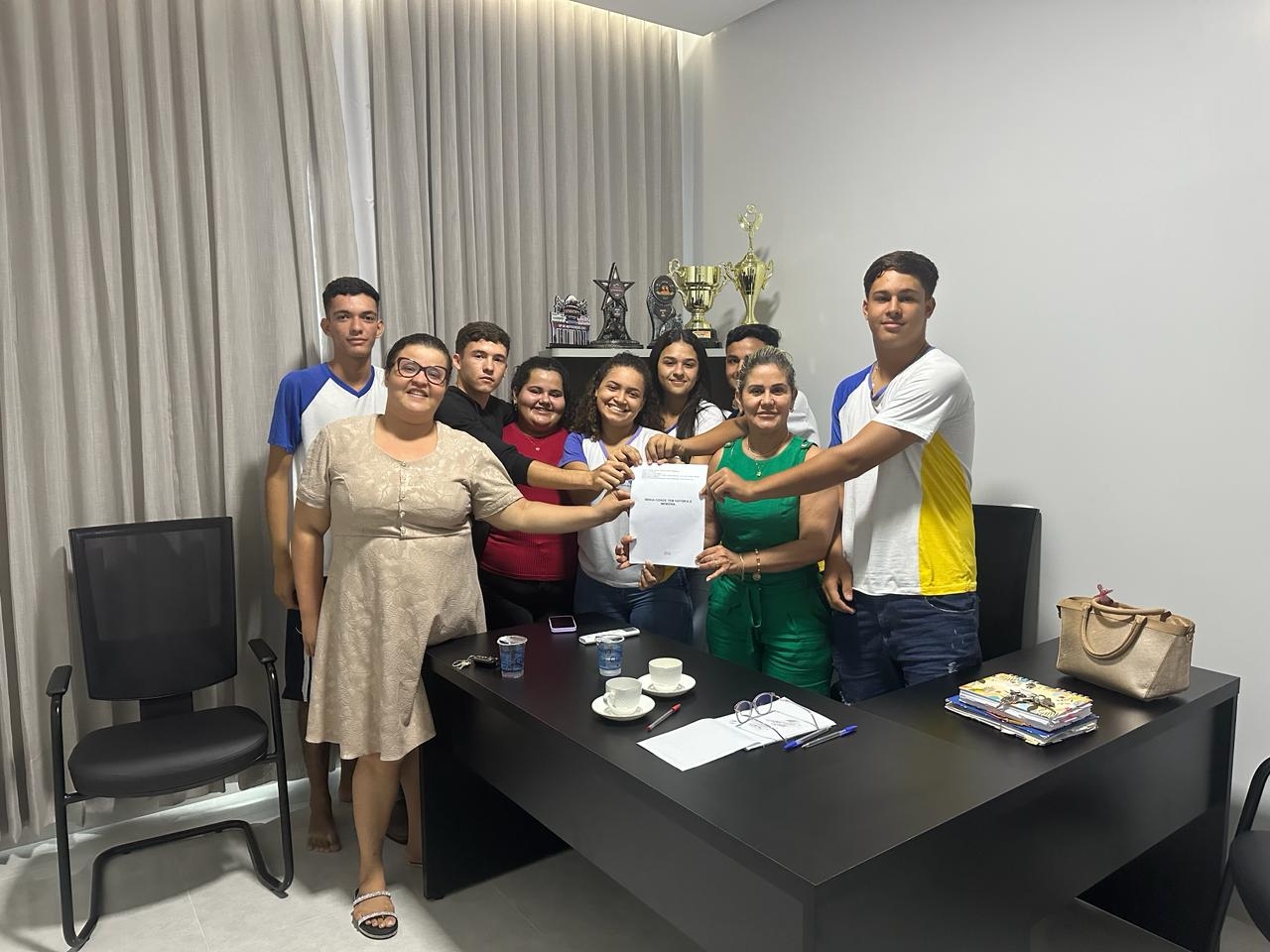 Prefeita Nega recebe professora e alunos do Colégio Estadual Antenor Barreira para parceria na promoção do Projeto Inovador ”Minha Cidade Tem História e Memórias”